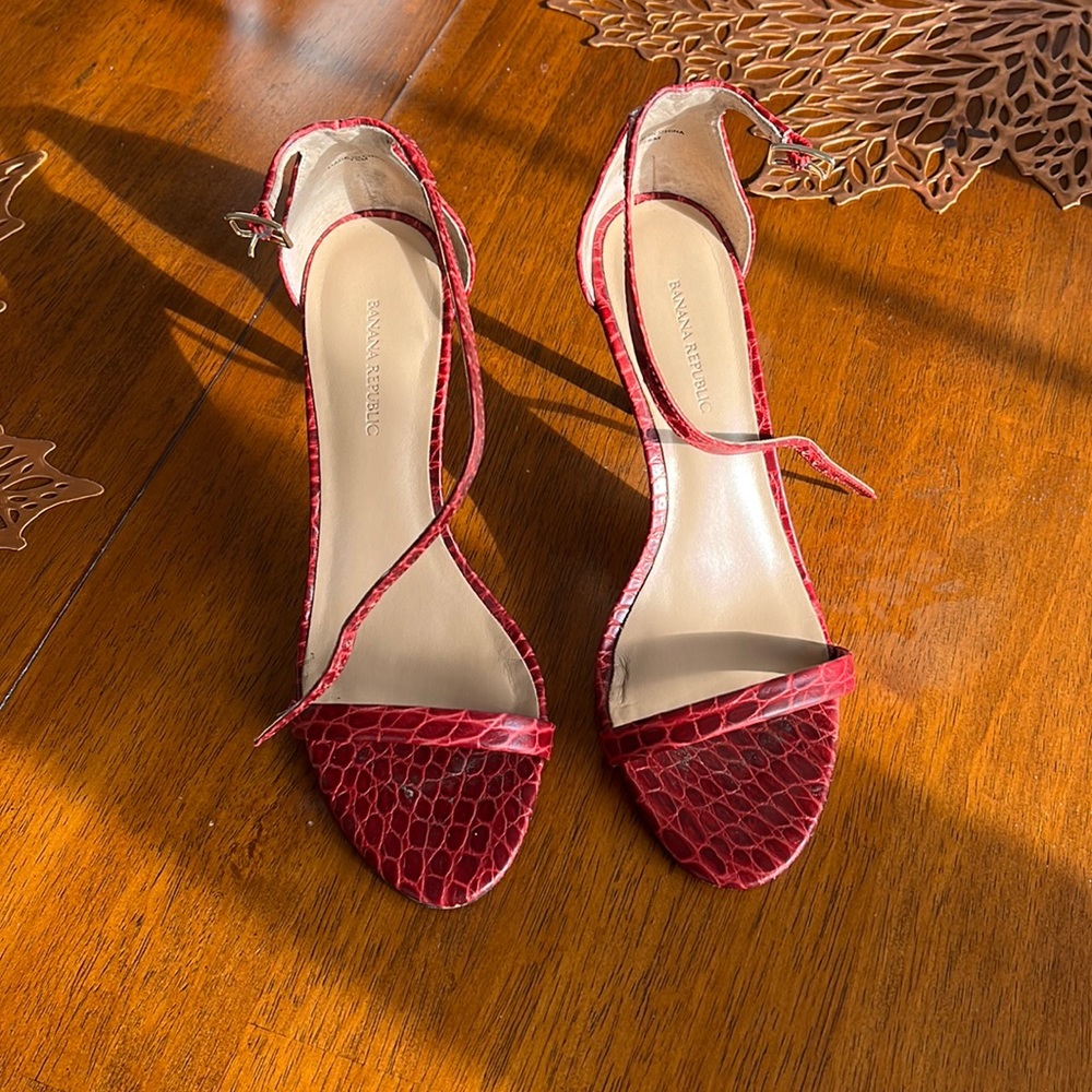 Women’s size 7 1/2 banana republic heel sandals red leather